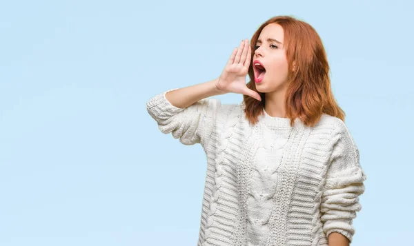 Ung Vacker Kvinna Över Isolerade Bakgrund Bär Vinter Tröja Ropade — Stockfoto