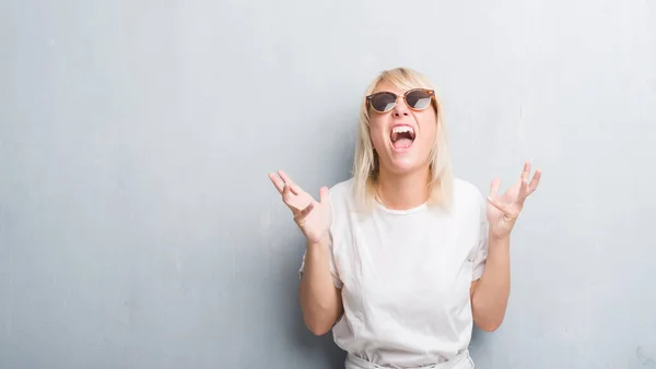 Mujer Caucásica Adulta Sobre Pared Gris Grunge Usando Gafas Sol —  Fotos de Stock