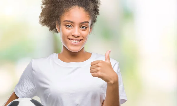 Joven Hermosa Afroamericana Sosteniendo Pelota Fútbol Sobre Fondo Aislado Feliz —  Fotos de Stock