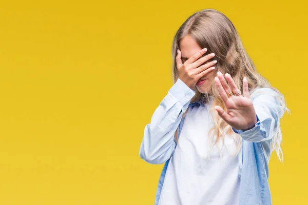 Mooie Jonge Blonde Vrouw Geïsoleerd Achtergrond Die Betrekking Hebben Ogen — Stockfoto