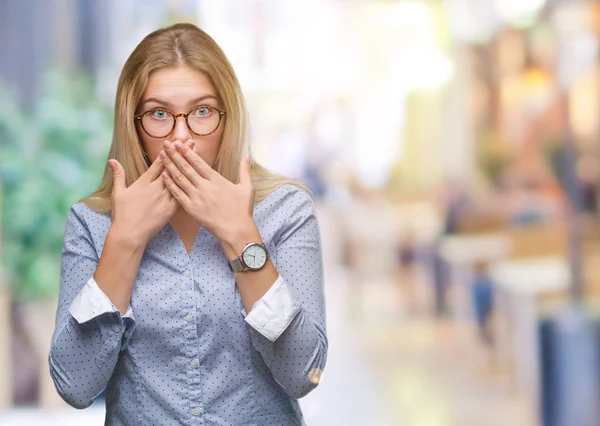 Junge Kaukasische Geschäftsfrau Mit Brille Über Isoliertem Hintergrund Schockiert Mund — Stockfoto