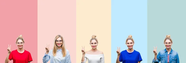 拼贴美丽的金发碧眼的女人在五颜六色的条纹孤立的背景显示和指向与手指第二 同时微笑着自信和快乐 — 图库照片