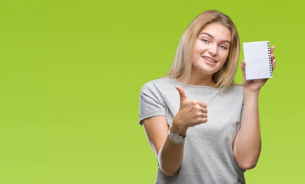 Joven Mujer Caucásica Sosteniendo Libreta Blanco Sobre Fondo Aislado Feliz —  Fotos de Stock