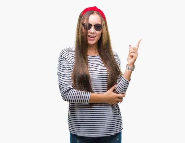 Junge Schöne Kaukasische Frau Trägt Sonnenbrille Über Isoliertem Hintergrund Mit — Stockfoto