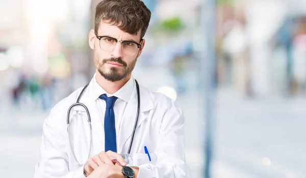 Jeune Homme Médecin Vêtu Manteau Hôpital Sur Fond Isolé Pressé — Photo