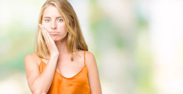 Schöne Junge Frau Die Orangefarbenes Hemd Über Isoliertem Hintergrund Trägt — Stockfoto
