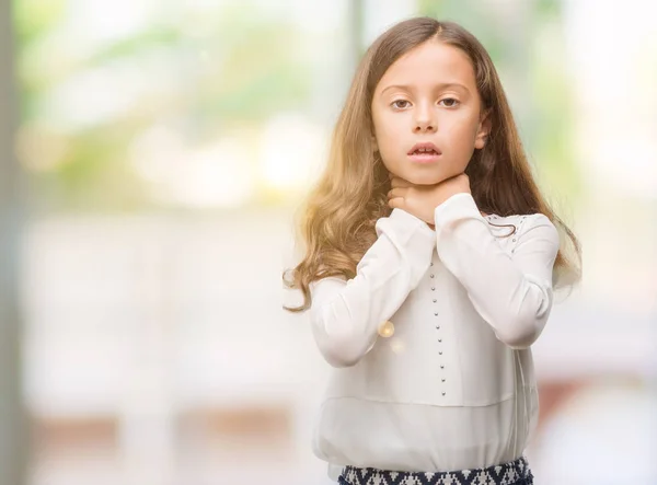 Brunette Hispanic Girl Shouting Suffocate Because Painful Strangle Health Problem — Stock Photo, Image