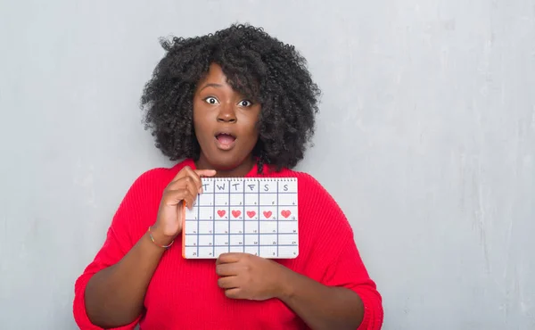 Jonge African American Vrouw Grijs Grunge Muur Menstruatie Kalender Bang — Stockfoto