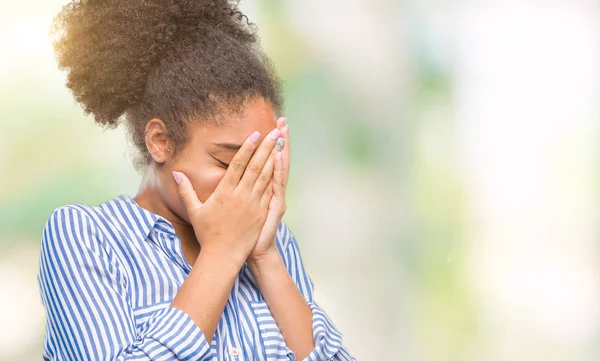 年轻的美国黑人妇女在孤立的背景下 悲伤的表情覆盖脸与手 抑郁症概念 — 图库照片