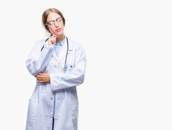 Mooie Jonge Blonde Dokter Vrouw Medische Uniform Dragen Geïsoleerd Achtergrond — Stockfoto