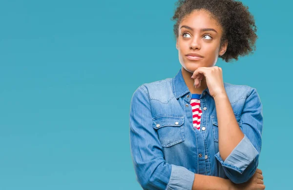 Jovem Afro Americana Sobre Fundo Isolado Com Mão Queixo Pensando — Fotografia de Stock