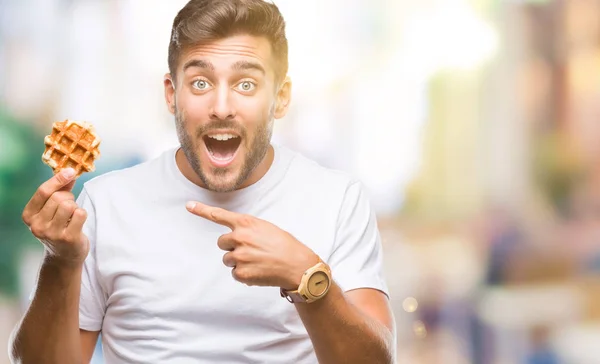 Joven Hombre Guapo Comiendo Dulce Waffle Sobre Fondo Aislado Muy —  Fotos de Stock