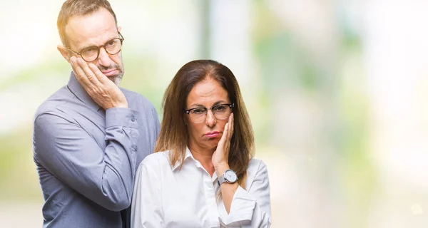 Pareja Hispana Mediana Edad Enamorada Usando Gafas Sobre Fondo Aislado — Foto de Stock