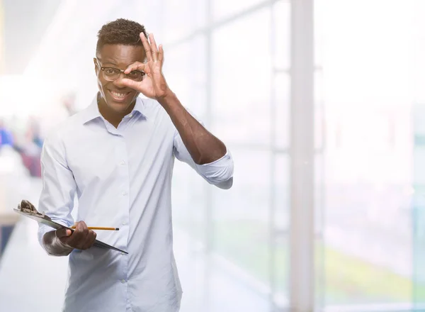 Jonge Afro Amerikaanse Man Met Een Clipboarad Met Blij Gezicht — Stockfoto