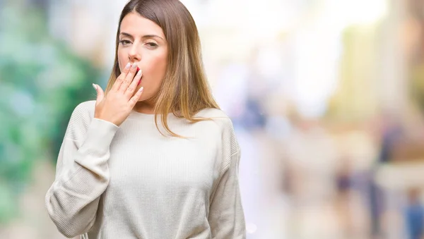 Fiatal Gyönyörű Alkalmi Fehér Pulóver Elszigetelt Háttér Felett Tátongó Fáradt — Stock Fotó