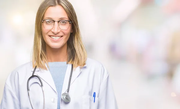 若い美しい医者の顔に幸せとクールな笑みを浮かべて隔離された背景に女性ヘッドフォン 幸運な人 — ストック写真