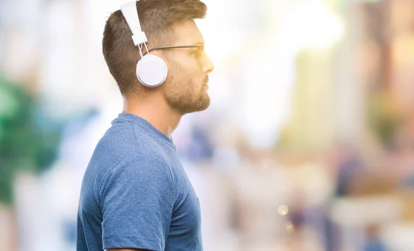 Joven Hombre Guapo Con Auriculares Escuchando Música Sobre Fondo Aislado —  Fotos de Stock