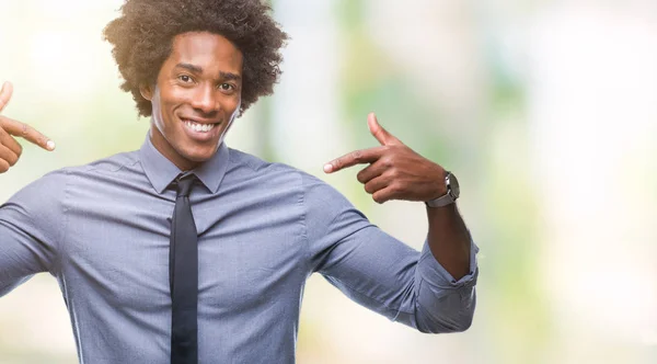 Афро Американський Бізнес Людини Над Ізольованих Фон Дивлячись Впевнені Посмішкою — стокове фото