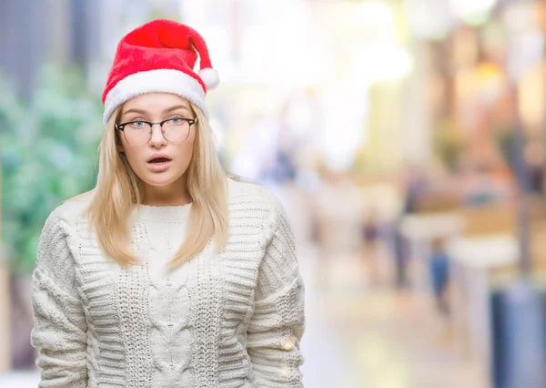 Jovem Caucasiana Vestindo Chapéu Natal Sobre Fundo Isolado Com Medo — Fotografia de Stock