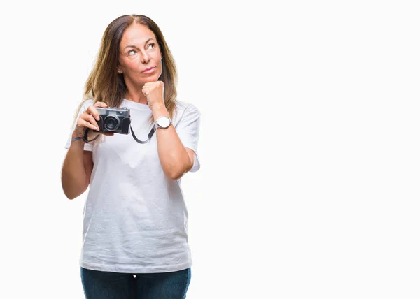 中年のヒスパニック系女性のビンテージ写真カメラを使用して写真を撮る分離に関する質問は 非常に混乱して考え背景深刻な顔の思考 — ストック写真