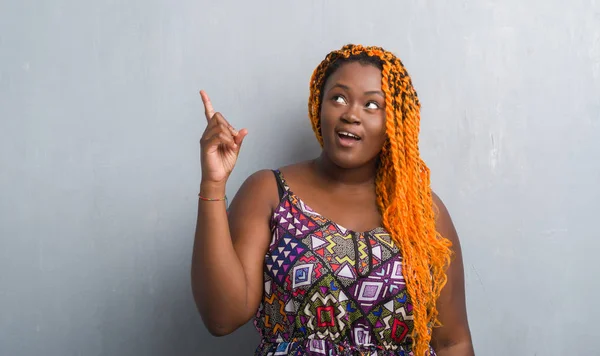 Giovane Donna Afroamericana Sul Muro Grigio Grunge Indossando Trecce Arancioni — Foto Stock