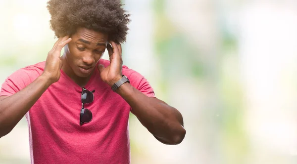 非裔美国男子在孤立的背景下 手头疼痛的头部 因为压力 患偏头痛 — 图库照片