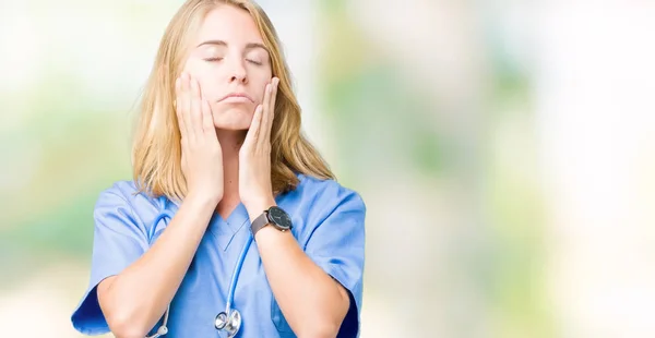 Schöne Junge Ärztin Trägt Medizinische Uniform Über Isoliertem Hintergrund Müde — Stockfoto