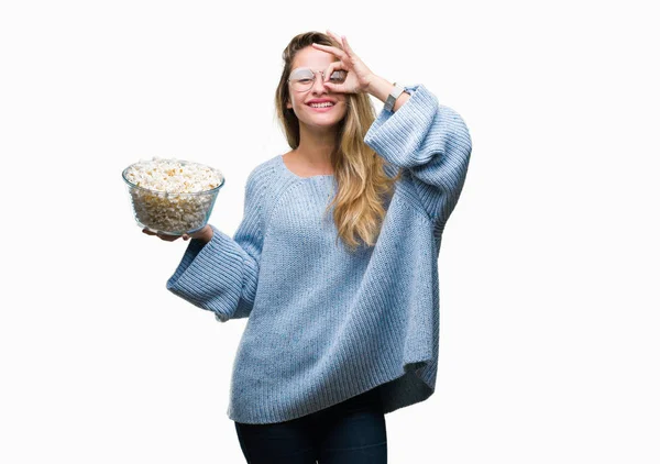 Giovane Bella Donna Bionda Mangiare Popcorn Sfondo Isolato Con Viso — Foto Stock