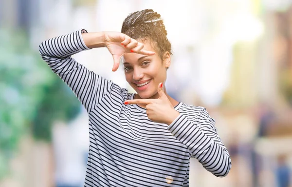 Joven Chica Afroamericana Trenzada Con Suéter Sobre Fondo Aislado Sonriendo — Foto de Stock