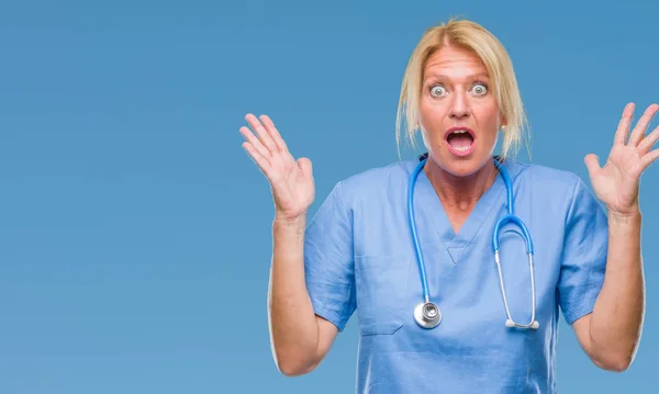 Medelålders Blond Sjuksköterska Kirurg Läkare Kvinna Över Isolerade Bakgrund Firar — Stockfoto
