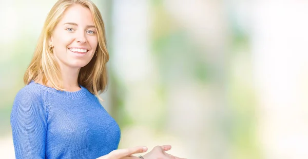 Mulher Bonita Vestindo Camisola Azul Sobre Fundo Isolado Convidando Para — Fotografia de Stock