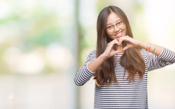 Jonge Aziatische Vrouw Bril Geïsoleerde Achtergrond Glimlachend Liefde Met Hartsymbool — Stockfoto