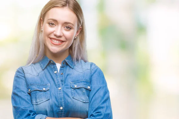 Junge Blonde Frau Über Isoliertem Hintergrund Glücklich Lächelnd Mit Verschränkten — Stockfoto