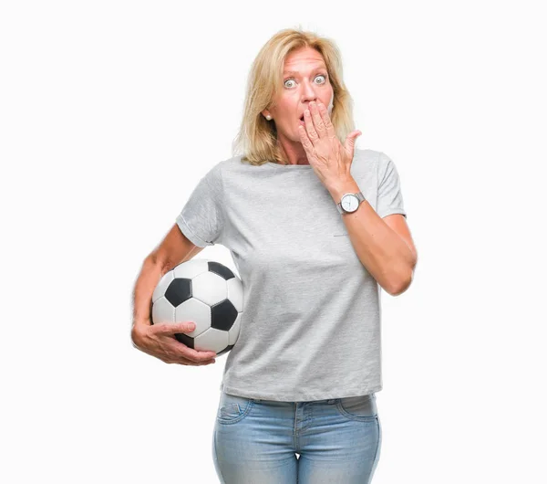 Mujer Rubia Mediana Edad Sosteniendo Pelota Fútbol Sobre Fondo Aislado —  Fotos de Stock