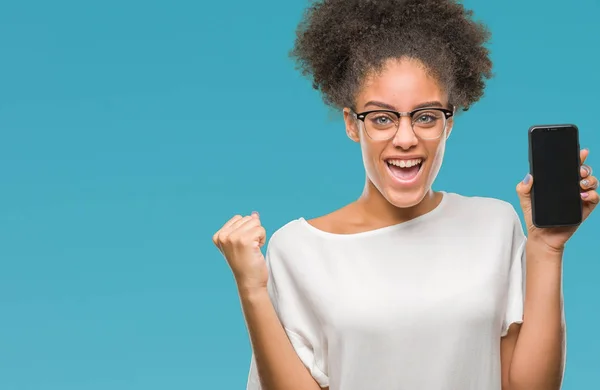 Young Beautiful Afro American Showing Smartphone Screen Isolated Background Screaming — Stock Photo, Image