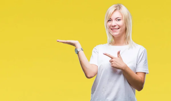 Joven Hermosa Mujer Rubia Con Camiseta Blanca Sobre Fondo Aislado —  Fotos de Stock