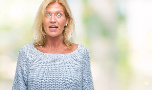 Medelålders Blond Kvinna Bär Vinter Tröja Över Isolerade Bakgrund Rädd — Stockfoto