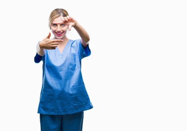 Jonge Mooie Blonde Dokter Chirurg Verpleegkundige Vrouw Geïsoleerde Achtergrond Glimlachend — Stockfoto