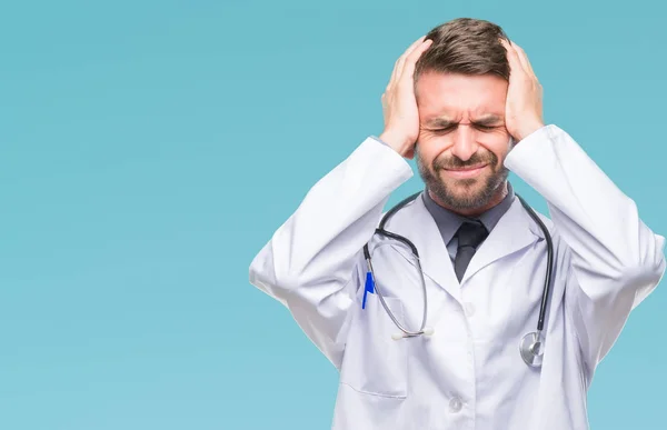 Junger Gutaussehender Arzt Mit Isoliertem Hintergrund Der Unter Kopfschmerzen Leidet — Stockfoto