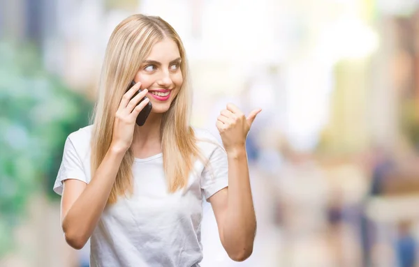 Giovane Bella Donna Bionda Che Parla Utilizzando Smartphone Sfondo Isolato — Foto Stock