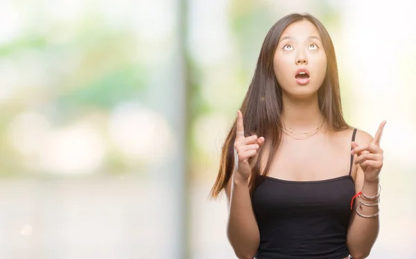Young Asian Woman Isolated Background Amazed Surprised Looking Pointing Fingers — Stock Photo, Image