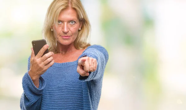 Blonde Frau Mittleren Alters Sendet Nachricht Smartphone Über Isolierten Hintergrund — Stockfoto