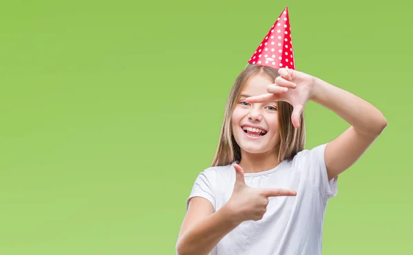 Menina Bonita Nova Usando Boné Aniversário Sobre Fundo Isolado Sorrindo — Fotografia de Stock