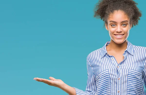 Jovem Afro Americana Sobre Fundo Isolado Sorrindo Alegre Apresentando Apontando — Fotografia de Stock