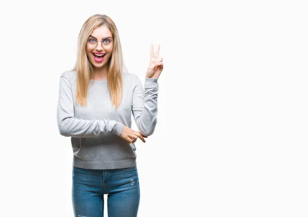 Joven Mujer Rubia Hermosa Con Gafas Sobre Fondo Aislado Sonriendo — Foto de Stock