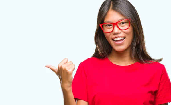 Joven Mujer Asiática Con Gafas Sobre Fondo Aislado Sonriendo Con —  Fotos de Stock