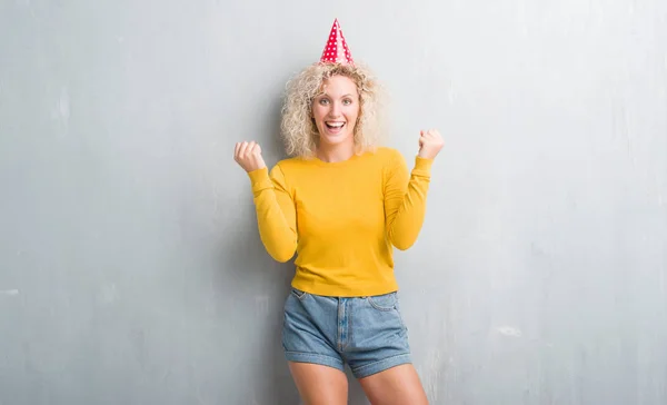 Mujer Rubia Joven Sobre Pared Gris Grunge Con Sombrero Cumpleaños —  Fotos de Stock