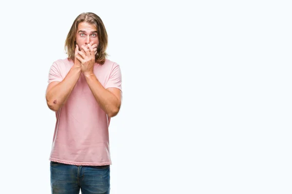 Homem Bonito Jovem Com Cabelos Longos Sobre Fundo Isolado Chocado — Fotografia de Stock