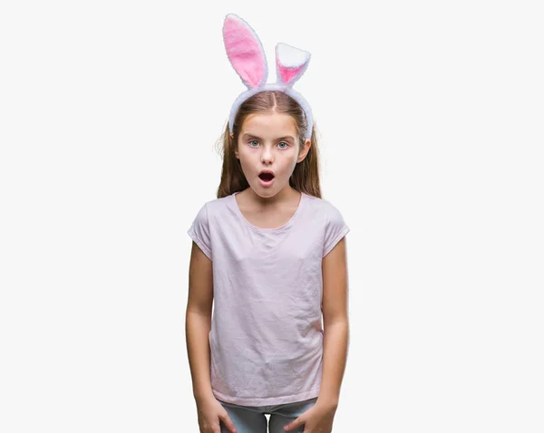 Junges Schönes Mädchen Trägt Osterhasenohren Über Isoliertem Hintergrund Ängstlich Und — Stockfoto