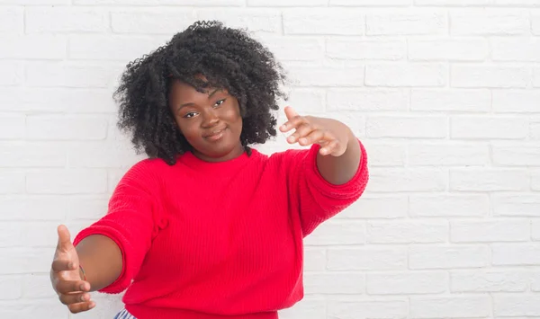 Jovem Afro Americana Size Mulher Sobre Parede Tijolo Branco Olhando — Fotografia de Stock